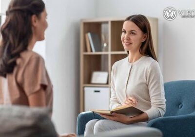  A therapist sits explains cognitive behavrioal therapy sobriety after cocaine addiction