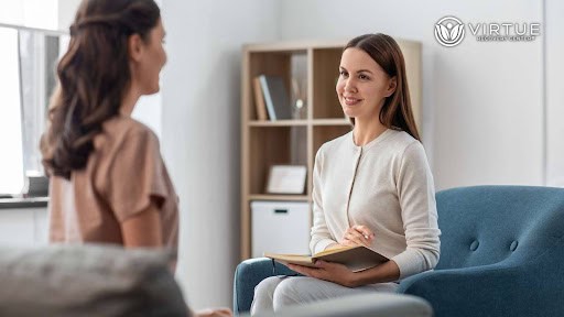 A therapist sits explains cognitive behavrioal therapy sobriety after cocaine addiction